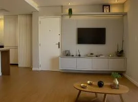 Apartamento moderno com suíte e garagem a 500 m da praia