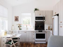 Brass Apple Cottage, hotel in Campbell River