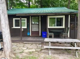 Ambleside - 2-Bedroom Cottage #8, hotell sihtkohas Kawartha Lakes