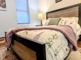 Relaxing Rustic Oasis, Unit A - 6 minute walk to Downtown! Pet-friendly & Cyclists Welcome!