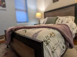 Relaxing Rustic Oasis, Unit A - 6 minute walk to Downtown! Pet-friendly & Cyclists Welcome!