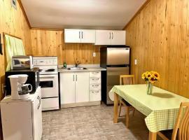 2-Bedroom Cottage #9 - Ambleside, ξενοδοχείο σε Kawartha Lakes
