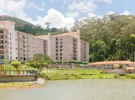 Apto. moderno em condomínio com piscina CME0107