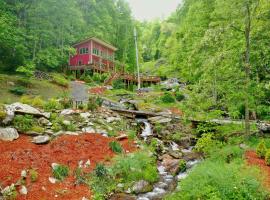 Windows Over Waterfalls, hotel in Hot Springs