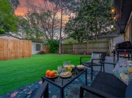 NEW! Clearwater Gem, 10 Min to Beach, 2 Min to Downtown Dunedin, King Bed, hotel in Clearwater