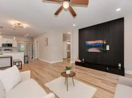 5 Bedroom Home With Hot Tub, Movie Room & 5 Minutes To Uptown!