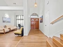 Bright Cozy Home w Full Kitchen Garage Backyard