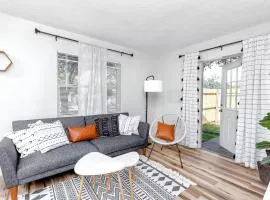 Modern - 8 mins by car to beach - Queen bed - Free parking