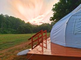 Starlit Riverfront Glamping Suite AC, WiFi, Games, tented camp en Fredericksburg