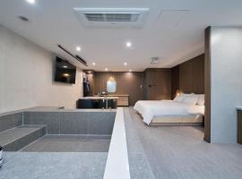수원 하운드호텔, hotel with hot tubs in Suwŏn-yŏk