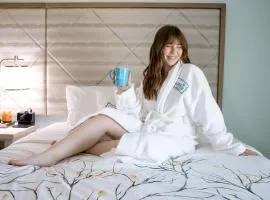 New 2025-Ocean Sands Beach Boutique Inn-Sauna and Salt-Mineral Pool -Free Beach Bikes and Famous Beach-Nightly Popcorn-Bathrobes and Sunscreen in all rooms-Ultra Sparkling Certified-Free Laundry-4 Grand Presidential Black Beds in all rooms