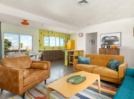 Mid Century Vibes - 2 Min to JTNP - Retro Dive Bar - View, hotel in Twentynine Palms