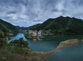 The Lake View Deyishe Resort in Thousand Island Lake