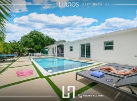Luxury 7BR Retreat with Games, Pool & Mini Golf L68, hotel in Kendale Lakes