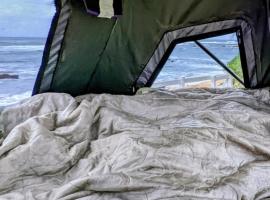 Affordable Rooftop Tent Camper All-Gear Glamping Adventure in Kauaʻi, hotel v destinaci Anahola
