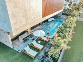 Mana Beach House - Award winning, Heated Pool, Gym