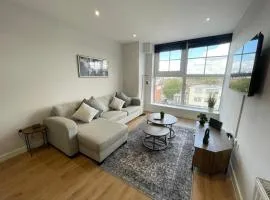 Modern 1BR Above Train to Kings Cross
