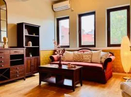 Cozy Modern Retreat - 2 Bedroom Apartment Steps from Piata Victoriei