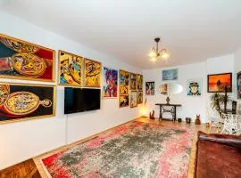 Central Art Boutique Apartment - Free Parking & Self Check-in