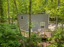 NEW, Promo Pricing - Karmic Loft Woodland Escape, hotel in Stanton