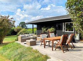 3 Bedroom Pet Friendly Home In Ølsted, hotell i Ølsted