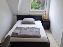 Privates Doppelbettzimmer mit gemeisamer Küche bei Hamburg City und Airport