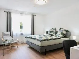 NEU I 2 Schlafzimmer für bis zu 8 Gäste mit schönem Balkon und privatem Stellplatz unmittelbar an der Mosel