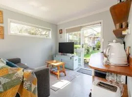 Modern Garden Cottage with Private Outdoor Area - New Lynn