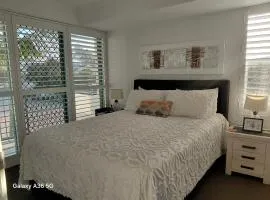 Bergmann 3 bdrm Suite on Moffat Beach