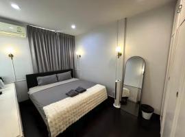4BR 12PAX 7min walk to Samitivej Sukhumvit Hospital, hotel en Khlong Toei