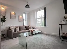 Modern Luxury Escape Suite In The Heart of Urmston Town Centre