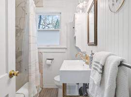 Roberson House Private Pool Walk to DT Sleeps 12: Bells şehrinde bir otel