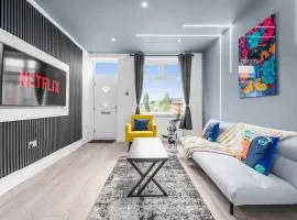 Sleek & Sunny 2BR -The Gallery House - Sleeps 5 - Family Friendly