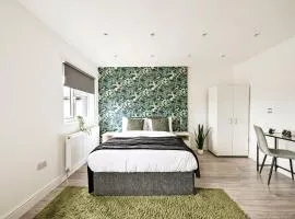 Stylish Ealing Apt -Near Tube - Ideal For Family&Group Stay