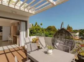 1 bedroom ensuite private deck & jacuzzi near beach