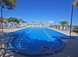 피라에 위치한 호텔 Santorini Camping & Hostel