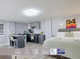 Studio By Homestyles Hosts Short Lets & Serviced Accommodation Widford With Free WiFi