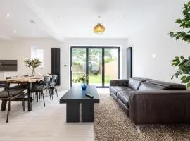 The Wilmslow House Free Parking - Close to Airport