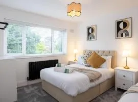 The Wilmslow House Free Parking - Close to Airport