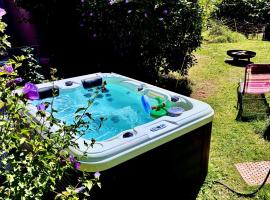 Ruhe & Erholung im Gr&uuml;nen! Mediterranes Landhaus-Apartment mit Jacuzzi f&uuml;r bis zu 4 Personen, hotel com banheiras de hidromassagem em Merchweiler