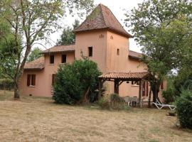 Tour des hirondelles, Hotel in Écuras