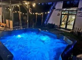 Forest A-frame & Max River chalet with Jacuzzi and River-Porumbacu