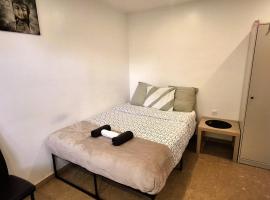 Studio indépendant et bien équipé avec véranda commune, hotel in Neuilly-sur-Marne