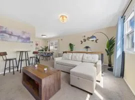 Spacious 3BR with Parking and 3 min Light Rail to NYC