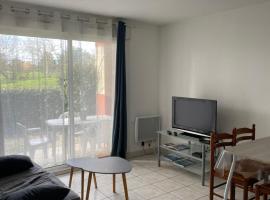 Pornic1 flat near beach garden golf Pool 1 bedroom, hotel in Pornic