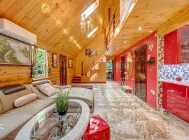 FALL DEAL 3rd night FREE! Luxe Pocono retreat! Hot Tub, Firepit, Sauna, Game Room, Fireplace, Ski, BBQ, Lake