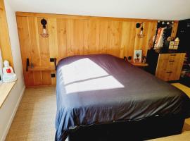 Maison avec jardin proche des bords de Loire, hotel in Les Ponts-de-Cé