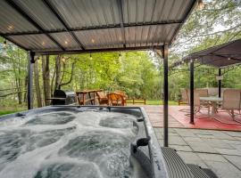 Stunning! Pocono Escape! HotTub Sauna Pool Ski Pet-Friendly Firepit Game Room Fireplace BBQ Lakes Tennis Fishing Pool, hotel v destinaci Long Pond