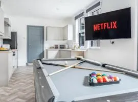 Lush apartments, Pool Table, Netflix, Parking, Long Term Discounts