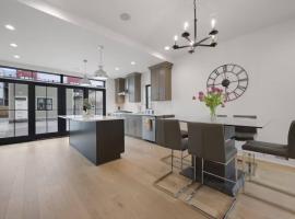 Jungle House Columbus Sleep 15 Downtown Ohio Free Parking - Near Convention Center & Nationwide Arena - 3BR Short North Luxury Home - Over 5,800 Five Star Stays, villa in Columbus